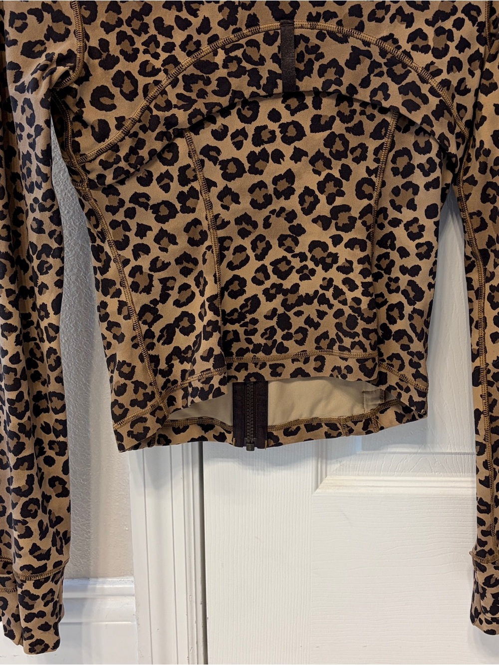 Lululemon Cropped Define Jacket 4 Leopard with matching Scrunchie - Picture 8 of 9